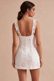 Petite robe blanche bodycon à col carré à volants