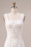 Petite robe blanche bodycon à col carré à volants