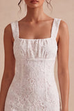 Petite robe blanche bodycon à col carré à volants