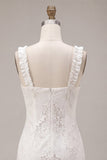 Petite robe blanche bodycon à col carré à volants