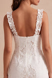 Petite robe blanche bodycon à col carré à volants