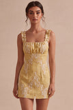 Petite robe blanche bodycon à col carré à volants