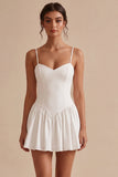 Petite robe blanche à bretelles spaghetti trapèze