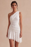 Petite robe blanche bodycon asymétrique en dentelle froncée à une épaule