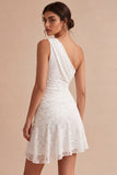 Petite robe blanche bodycon asymétrique en dentelle froncée à une épaule