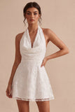 Petite robe blanche à col nu à col nu