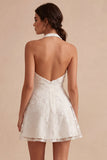 Petite robe blanche à col nu à col nu