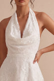 Petite robe blanche à col nu à col nu