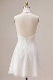 Petite robe blanche à col nu à col nu