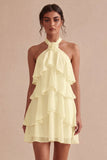Petite robe blanche en chiffon fleuri à col nu et volants