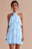 Petite robe blanche en chiffon fleuri à col nu et volants