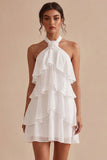 Petite robe blanche en chiffon fleuri à col nu et volants