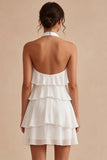 Petite robe blanche en chiffon fleuri à col nu et volants