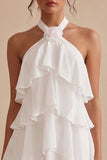 Petite robe blanche en chiffon fleuri à col nu et volants