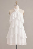 Petite robe blanche en chiffon fleuri à col nu et volants