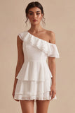 Petite robe blanche à volants en mousseline en mousseline à volants sur une épaule