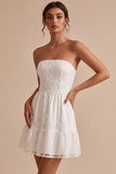 Robe blanche blanche sans bretelles à fleurs à volants en A-Line