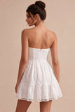 Robe blanche blanche sans bretelles à fleurs à volants en A-Line