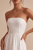 Robe blanche blanche sans bretelles à fleurs à volants en A-Line