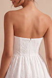 Robe blanche blanche sans bretelles à fleurs à volants en A-Line