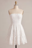 Robe blanche blanche sans bretelles à fleurs à volants en A-Line
