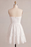 Robe blanche blanche sans bretelles à fleurs à volants en A-Line