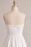 Robe blanche blanche sans bretelles à fleurs à volants en A-Line
