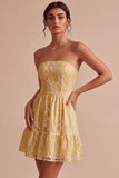Robe blanche blanche sans bretelles à fleurs à volants en A-Line