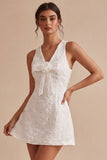 Petite robe blanche à col en V en ligne A avec fleur 3D