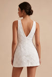 Petite robe blanche à col en V en ligne A avec fleur 3D