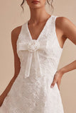 Petite robe blanche à col en V en ligne A avec fleur 3D
