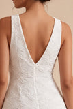 Petite robe blanche à col en V en ligne A avec fleur 3D