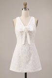 Petite robe blanche à col en V en ligne A avec fleur 3D