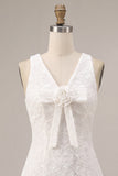 Petite robe blanche à col en V en ligne A avec fleur 3D