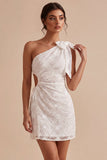 Bodycon petite robe blanche découpée à une épaule à motifs floraux avec un nœud