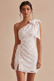 Bodycon petite robe blanche découpée à une épaule à motifs floraux avec un nœud