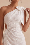 Bodycon petite robe blanche découpée à une épaule à motifs floraux avec un nœud