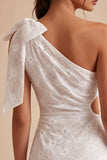 Bodycon petite robe blanche découpée à une épaule à motifs floraux avec un nœud