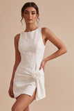 Petite robe blanche à col rond, bodycon, à fente