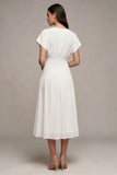 Petite robe blanche en mousseline en mousseline en V