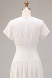 Petite robe blanche en mousseline en mousseline en V