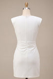 Petite robe blanche moulante à col rond et froncée avec manches courtes