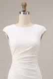 Petite robe blanche moulante à col rond et froncée avec manches courtes