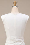 Petite robe blanche moulante à col rond et froncée avec manches courtes