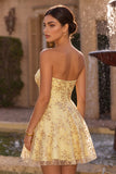 Robe de rentrée à la maison jaune A-line Strapless découpée à sequins