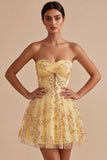 Robe de rentrée à la maison jaune A-line Strapless découpée à sequins