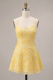 Robe courte de rentrée à la rentrée jaune perlée jaune à bretelles fines perlées Short robe de rentrée à la maison en perles florales