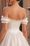 Corset ivoire à épaule décollée robe de balles en satin avec volants