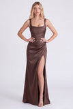 Robe de demoiselle d’honneur en satin espresso à col carré et froncée avec fente