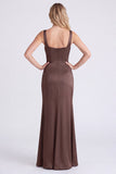 Robe de demoiselle d’honneur en satin espresso à col carré et froncée avec fente